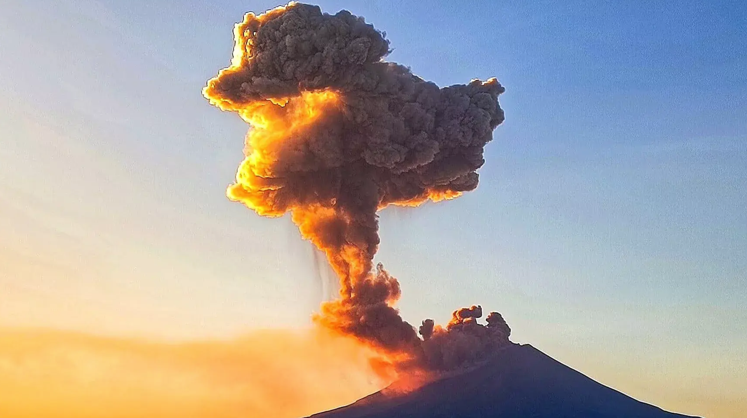 Popocatépetl ruge con explosión y gran columna de ceniza